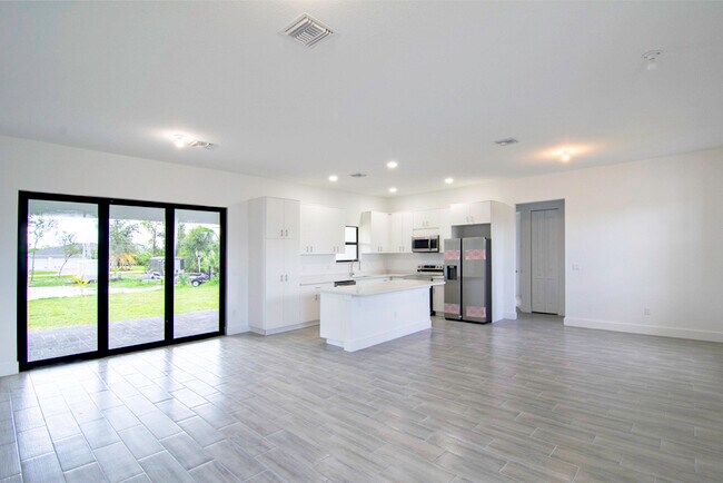 Foto del edificio - 15633 Lakeland Cir