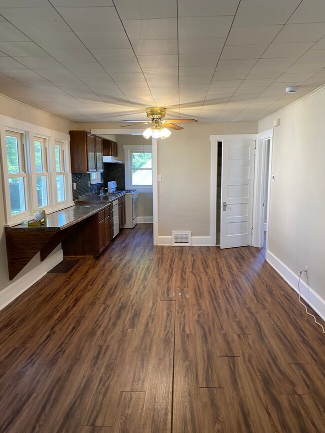 Foto del edificio - Updated 2 Bedroom 1.5 Bath Near Grandview ...
