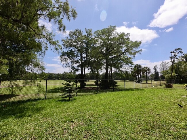 Building Photo - 7831 N Colony Cir
