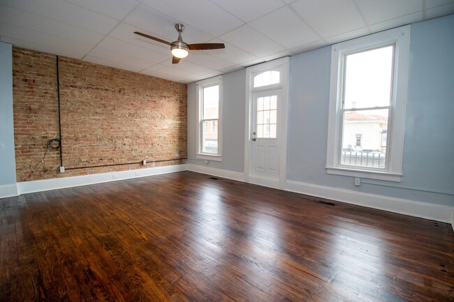 Building Photo - 125 S Main St