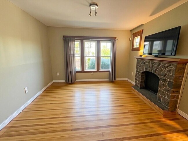 Photo du bâtiment - 2 Bedroom with Character and Charm on Second Level of Triplex