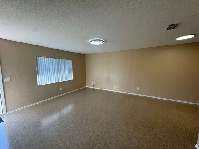 Foto del edificio - 5222 Bogdonoff Dr