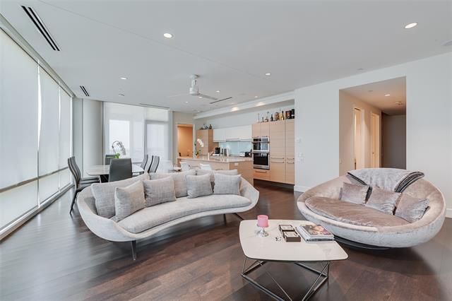 Foto del edificio - 2408 Victory Park Ln
