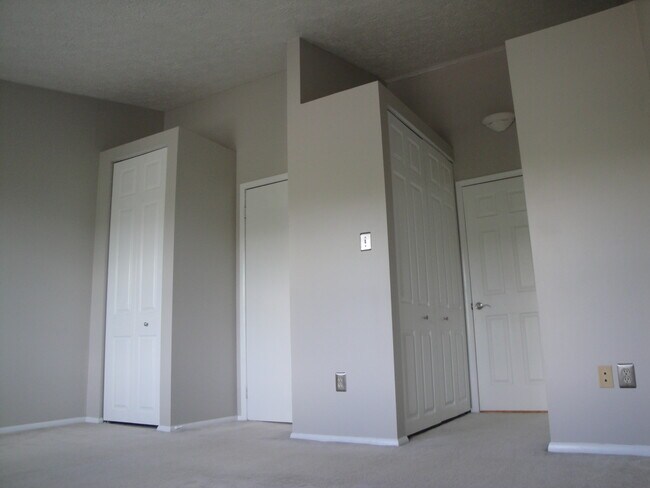 Building Photo - 2207 Hawthorne Drive