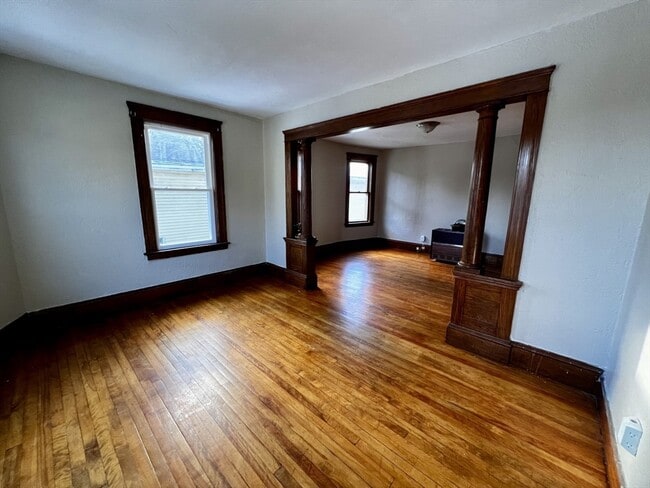 Building Photo - 13 Louise St