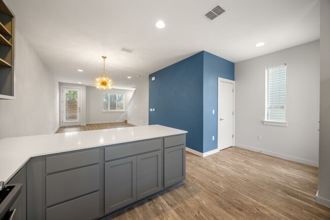 Building Photo - Modern South Austin Townhome | 2BR + 2.5BA Near Downtown