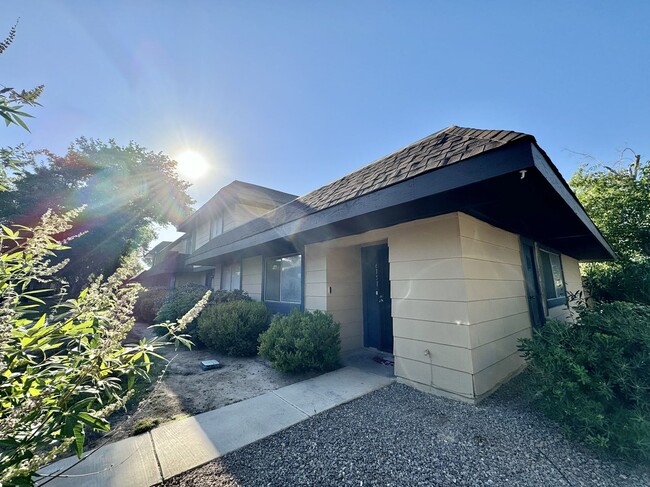 Foto del edificio - 6151 Meadow Vista Ln