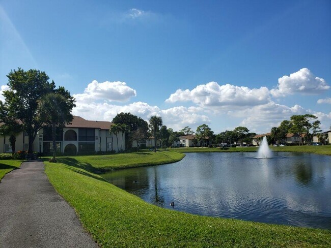 Foto del edificio - 5831 Whispering Pine Way