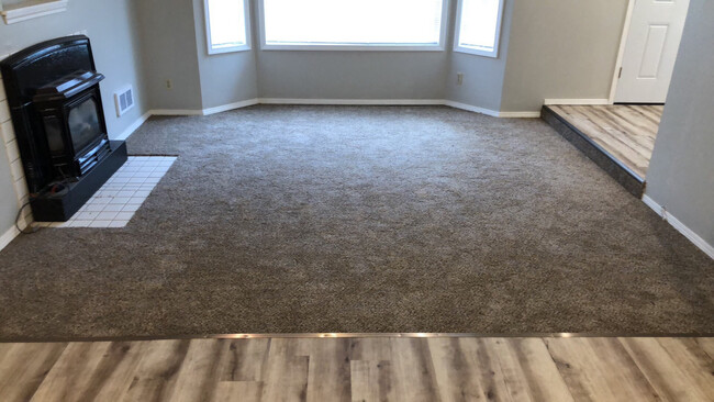 Building Photo - Desirable South Salem Home on Huge Lot! Ne...