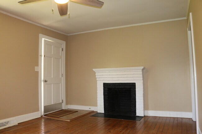 Building Photo - 105 Hillcrest Cir