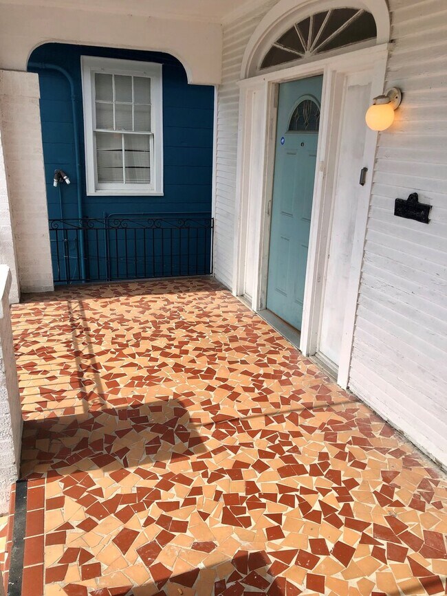 Foto del edificio - Spacious 3BD, 2 Story Home, Two Full Baths, & Driveway! Backyard Too