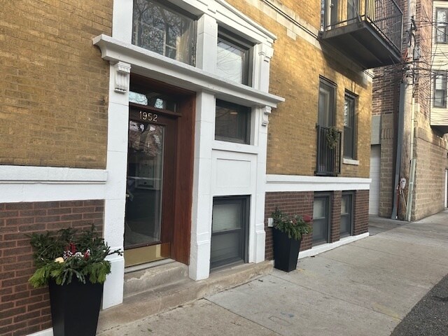 Foto principal - 1952 W Byron St