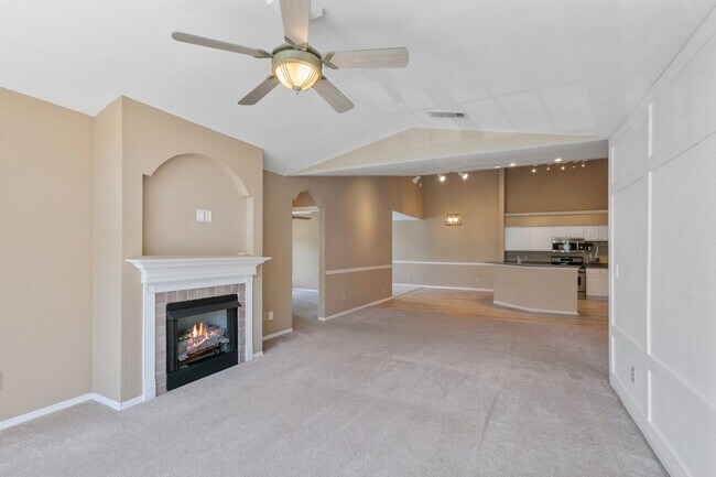 Foto del edificio - Gorgeous Condo in Soughtafter Intracoatsal...