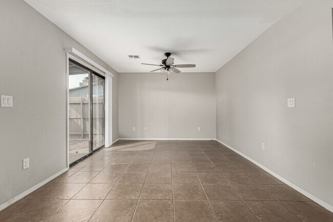Foto del edificio - 2 Bedroom 1 Bath Condo in Desirable Chandl...