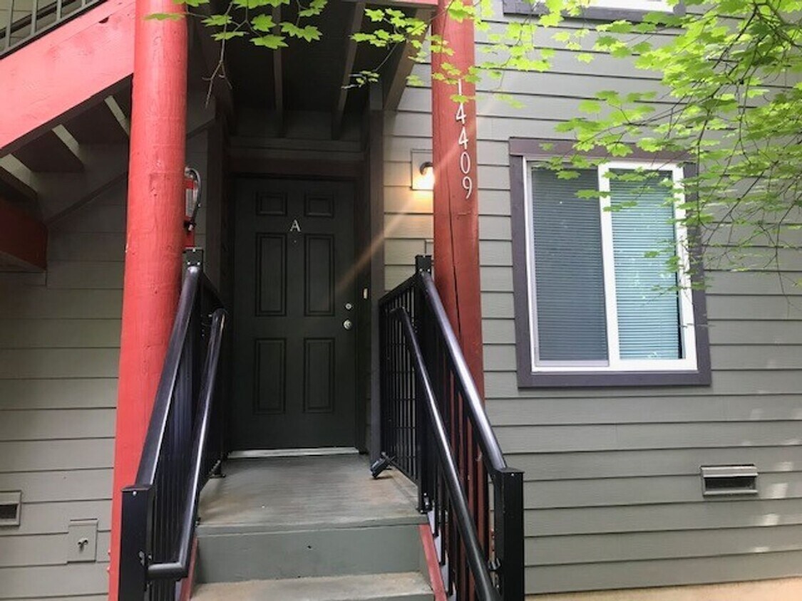 Foto principal - Updated Condo Near Microsoft - Bellevue & ...