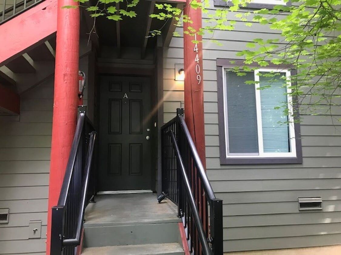 Primary Photo - Updated Condo Near Microsoft - Bellevue & ...