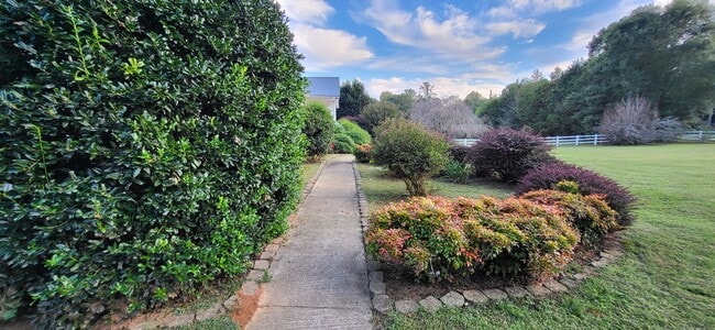 Foto del edificio - 338 Hicks Farm Rd