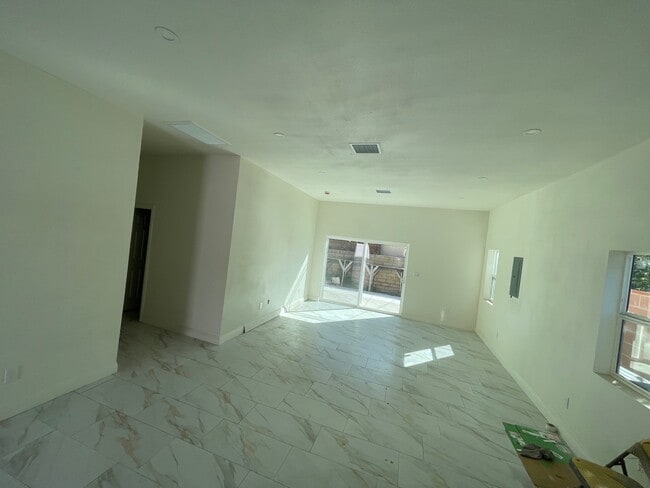 Foto del edificio - 11954 Redbank St