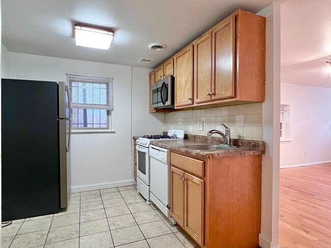 Foto del edificio - Spacious 1 BR w/ Private Entrance & Renovated Bath and Kitchen!
