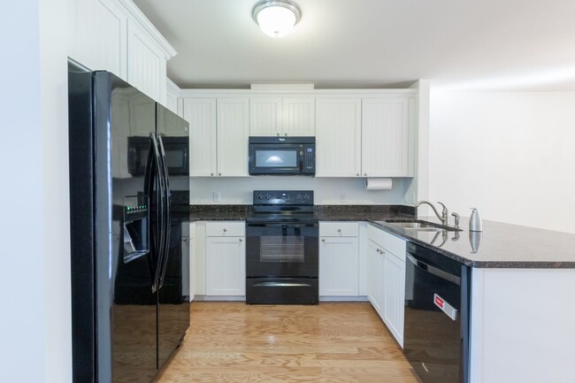 Building Photo - 2 Bed, 2.5 Bath Townhome w/ Garage and Fen...