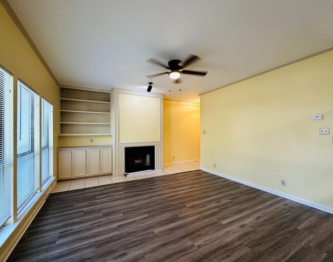 Foto del edificio - 6501 Columbia Oaks Ct