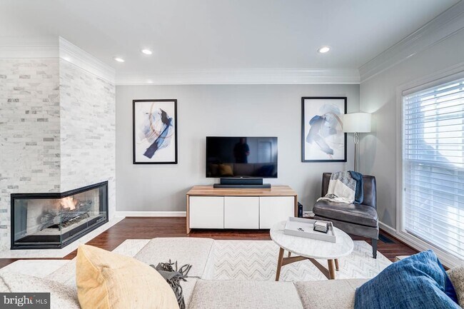 Building Photo - 947 Harrison Cir