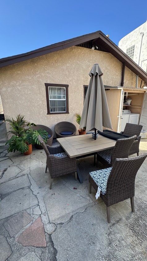 Courtyard - 828 Sunset Dr