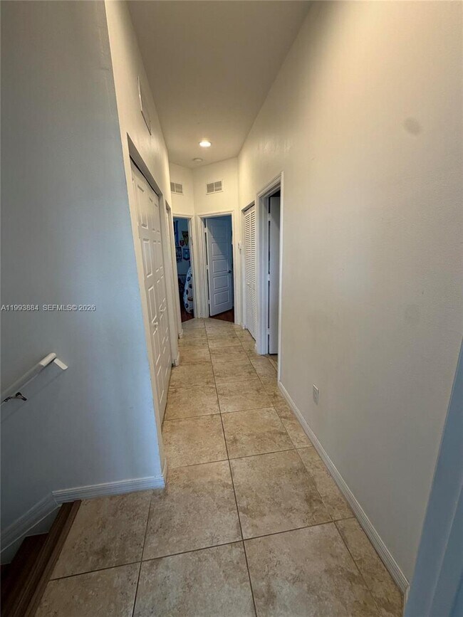 Foto del edificio - 655 NE 193rd St