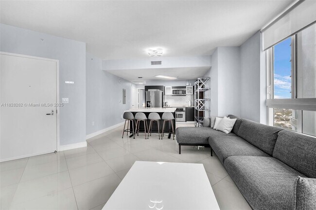 Living Room - 1900 N Bayshore Dr