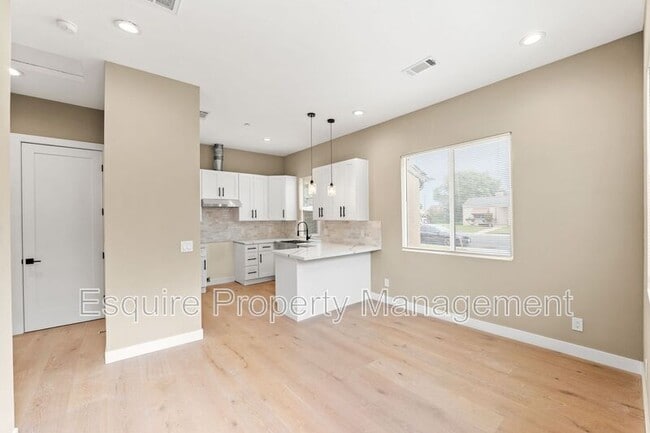 Building Photo - 547 Carty Dr