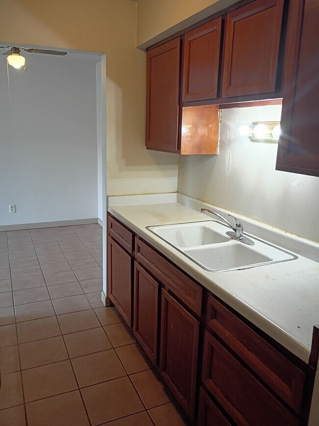 Foto del edificio - Just Listed  2 bed 1 bath in Kenosha!