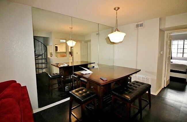 Foto del edificio - 5590 Spring Valley Rd
