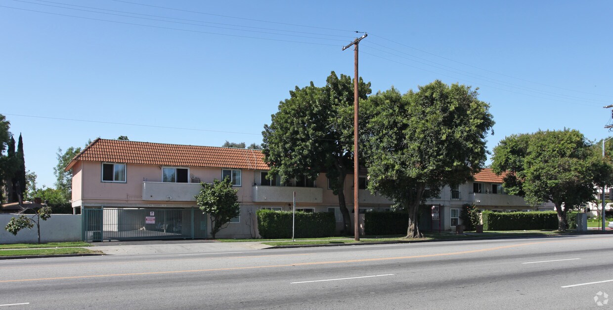 Apartamentos en 13850 Victory Blvd. - 13850 Victory Blvd