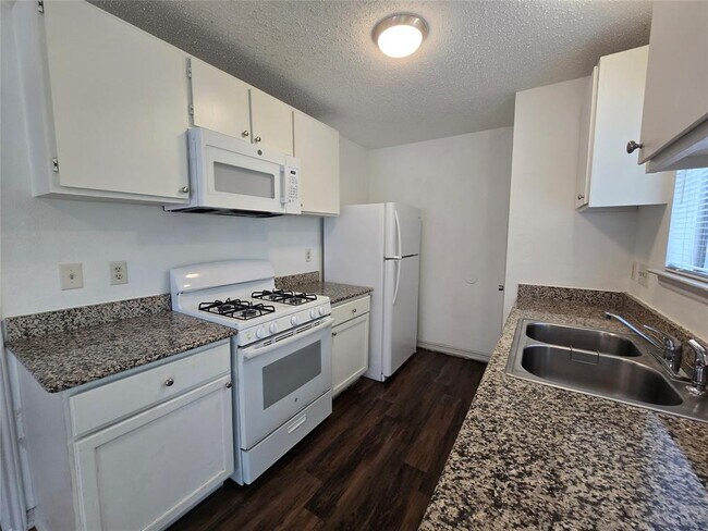 Building Photo - 807 Meadowcreek Dr