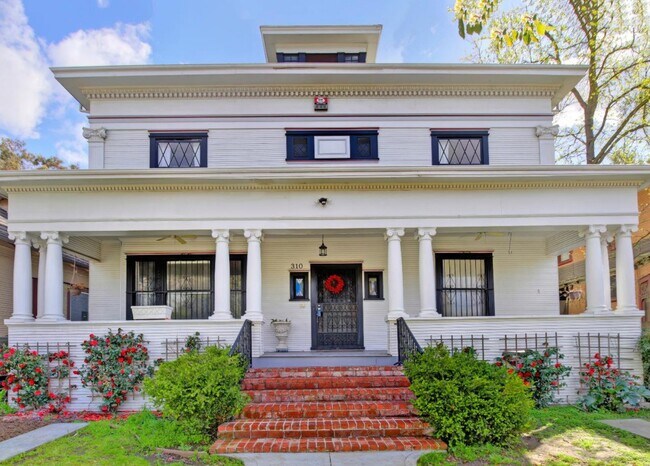Building Photo - 310 E Vine St