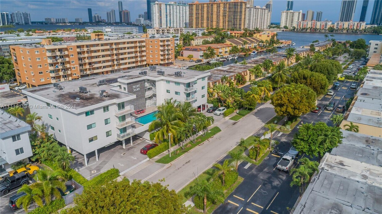 Foto principal - 3755 NE 167th St
