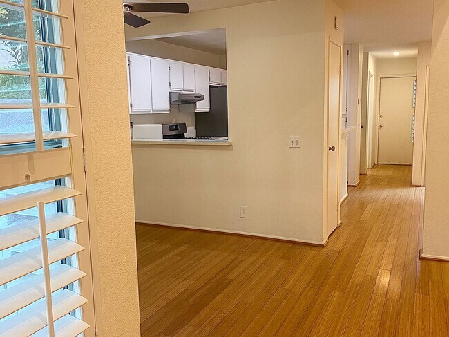 Foto del edificio - Wonderfully located 3bed, 3 bath in the heart of Westlake VIllage
