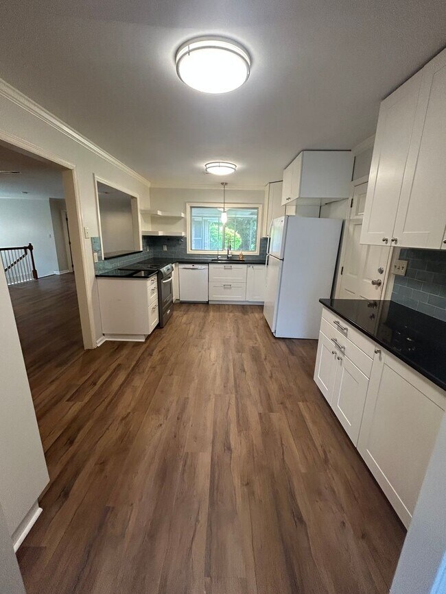 Building Photo - 4-Bedroom Gem Near Downtown Huntsville – N...