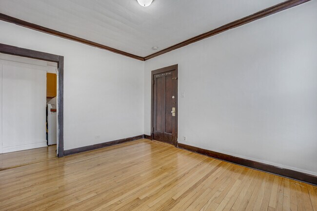 Building Photo - 4744 W Roscoe St