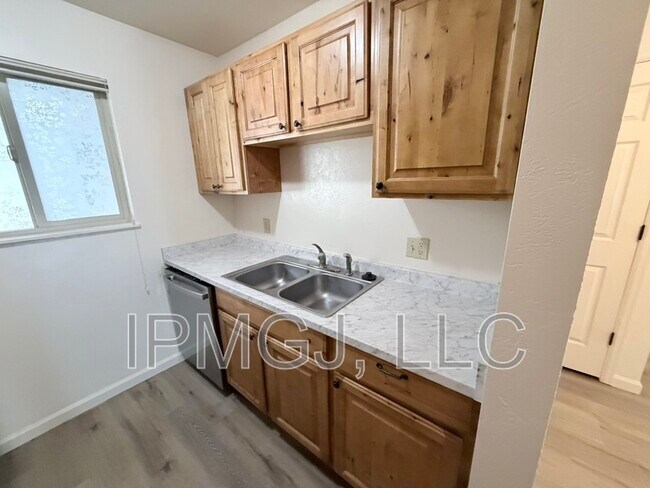 Foto del edificio - 3150 Lakeside Dr