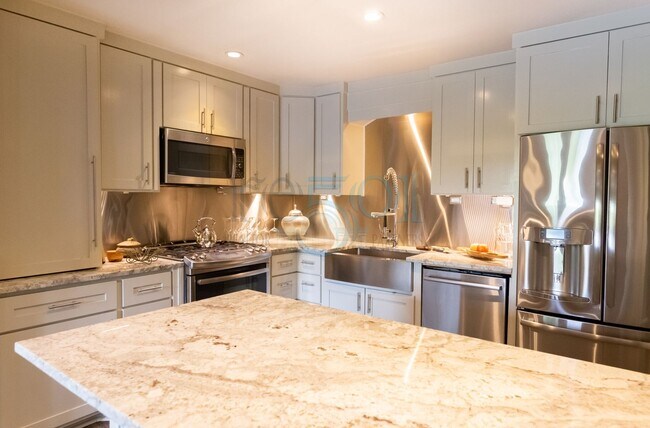 Foto del edificio - Elegant, updated Pleasant Valley townhome in the heart of WLR