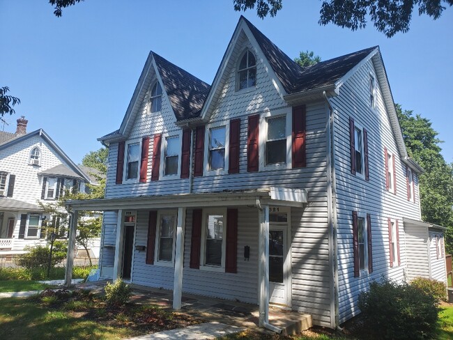 Building Photo - 321 S Washington St