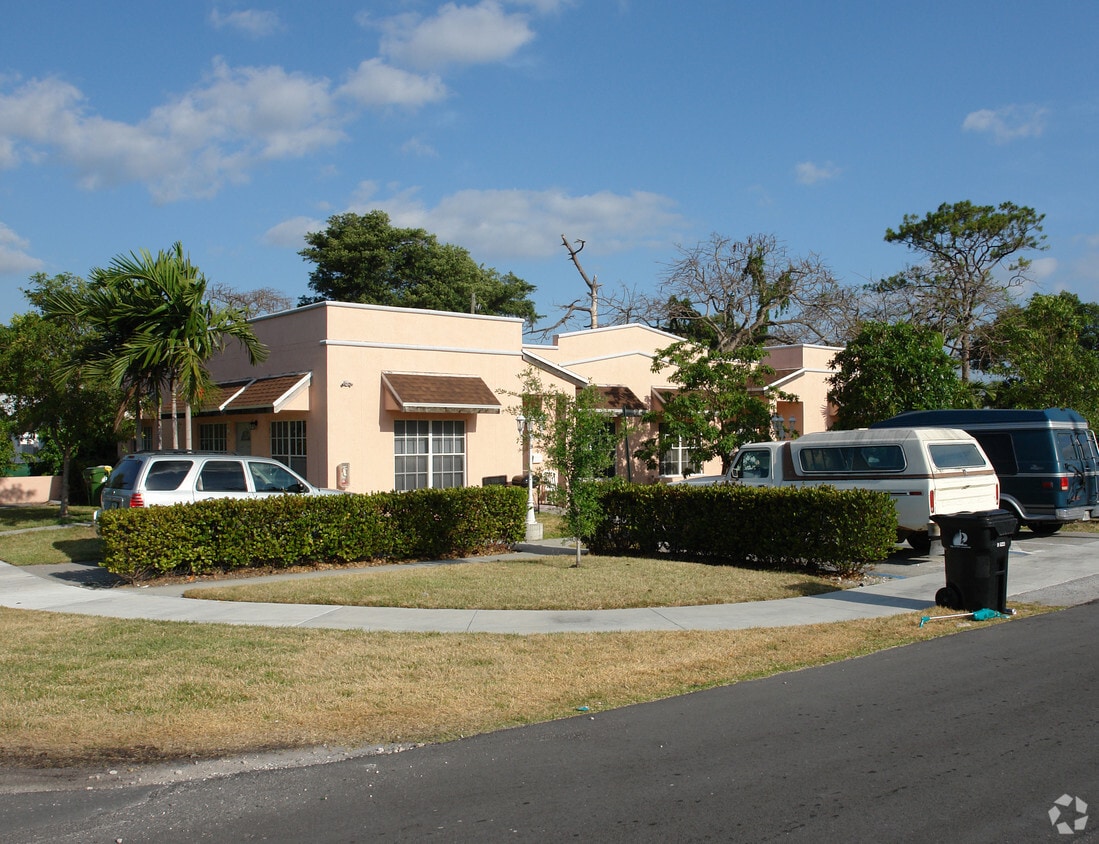 Primary Photo - 3701 SW 12th Pl