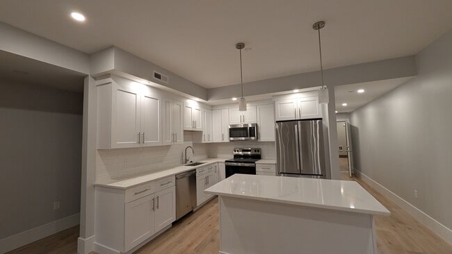 Brand New Unit for 8/1 - 2-Bed/2-Ba w/ Laundry in Unit - Brand New Unit for 8/1 - 2-Bed/2-Ba w/ Laundry in Unit Apartment