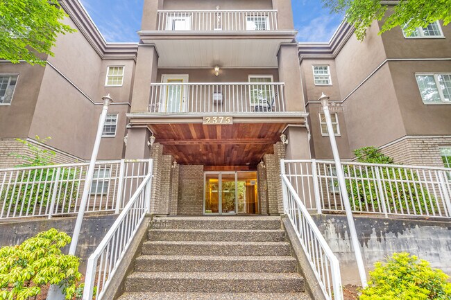 Photo du bâtiment - Spacious 2 Bedroom Ground Floor Condo at Connamara Place in Central Port Coquitlam
