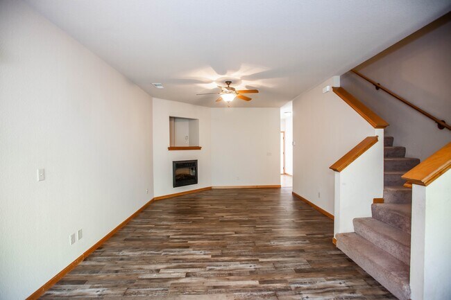 Foto del edificio - 3D Tour Available - Quick Access to Fort Riley + Community Pool + Washer & Dryer + Lawn Care incl...