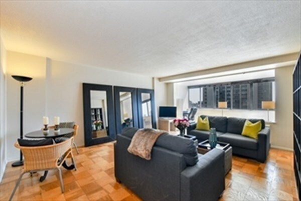 Foto del edificio - 2 Hawthorne Pl