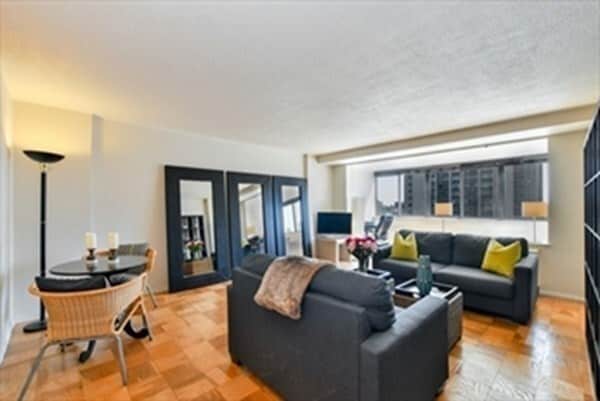 Building Photo - 2 Hawthorne Pl