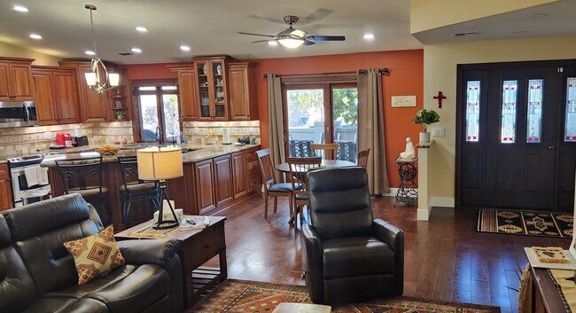 Foto del edificio - Nicely updated home in 45+ Active Adult Community of Leisure World. Available April 1st, 2025 to ...