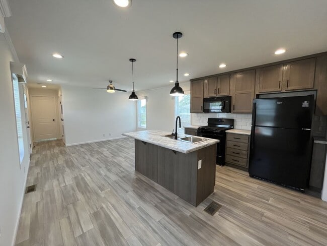 Building Photo - 4 Drake Ln